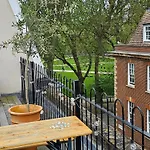 Stunning Bohemian 3 Bedroom Queen Square