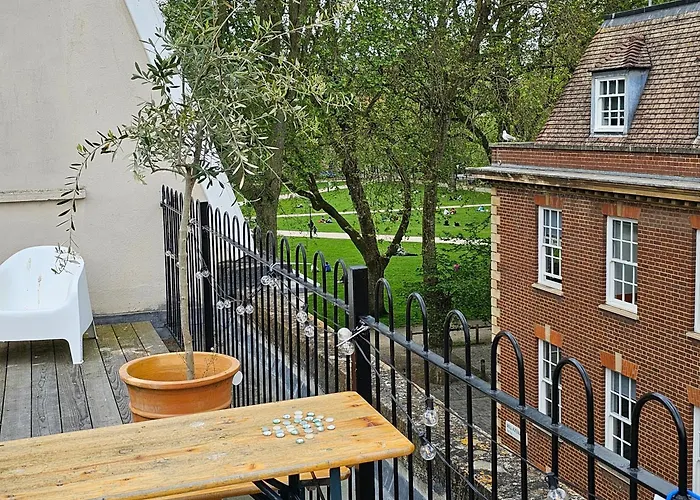 Stunning Bohemian 3 Bedroom Queen Square