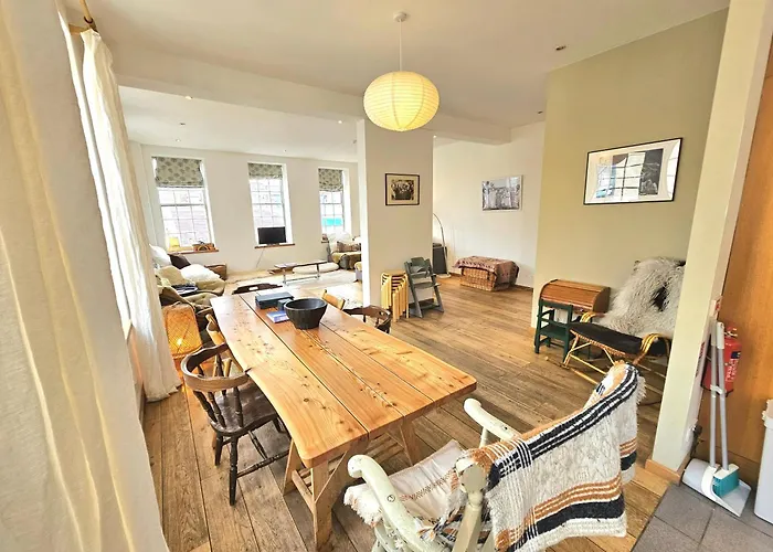 Stunning Bohemian 3 Bedroom Queen Square