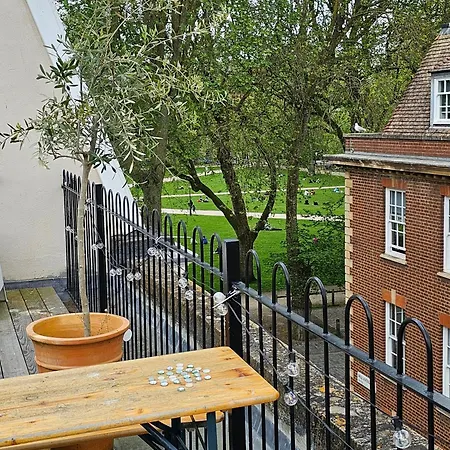 Stunning Bohemian 3 Bedroom Queen Square