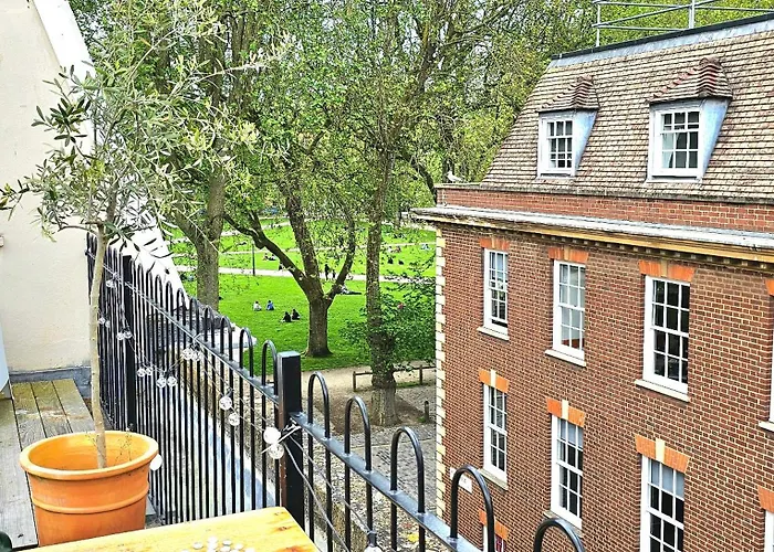 Stunning Bohemian 3 Bedroom Queen Square Apartment Bristol