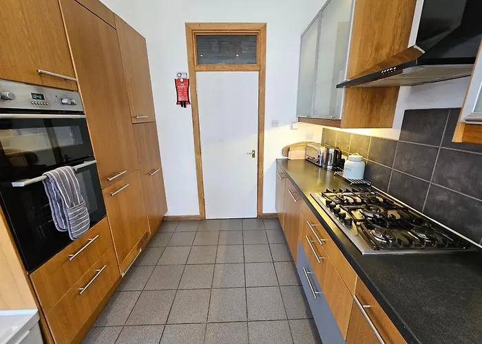 Stunning Bohemian 3 Bedroom Queen Square Apartment *