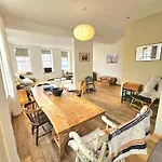 Stunning Bohemian 3 Bedroom Queen Square
