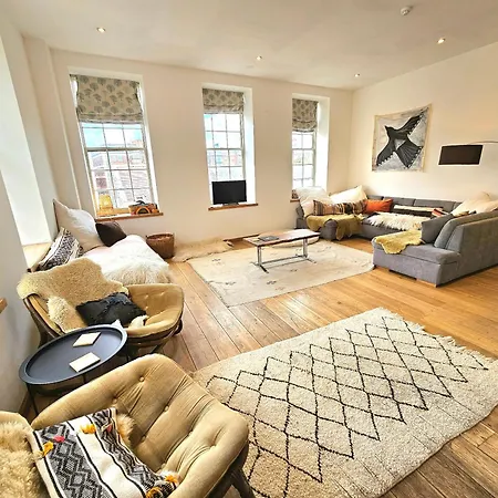 Stunning Bohemian 3 Bedroom Queen Square شقة *