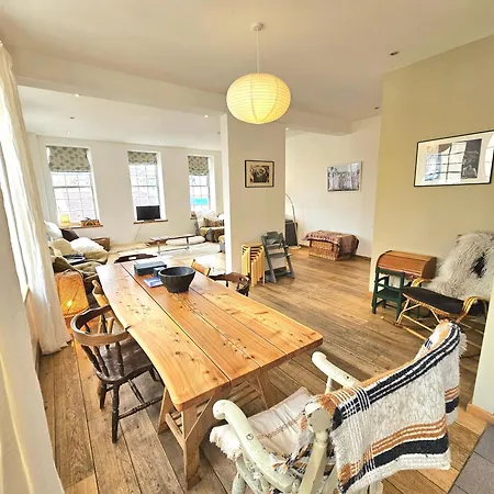 Stunning Bohemian 3 Bedroom Queen Square